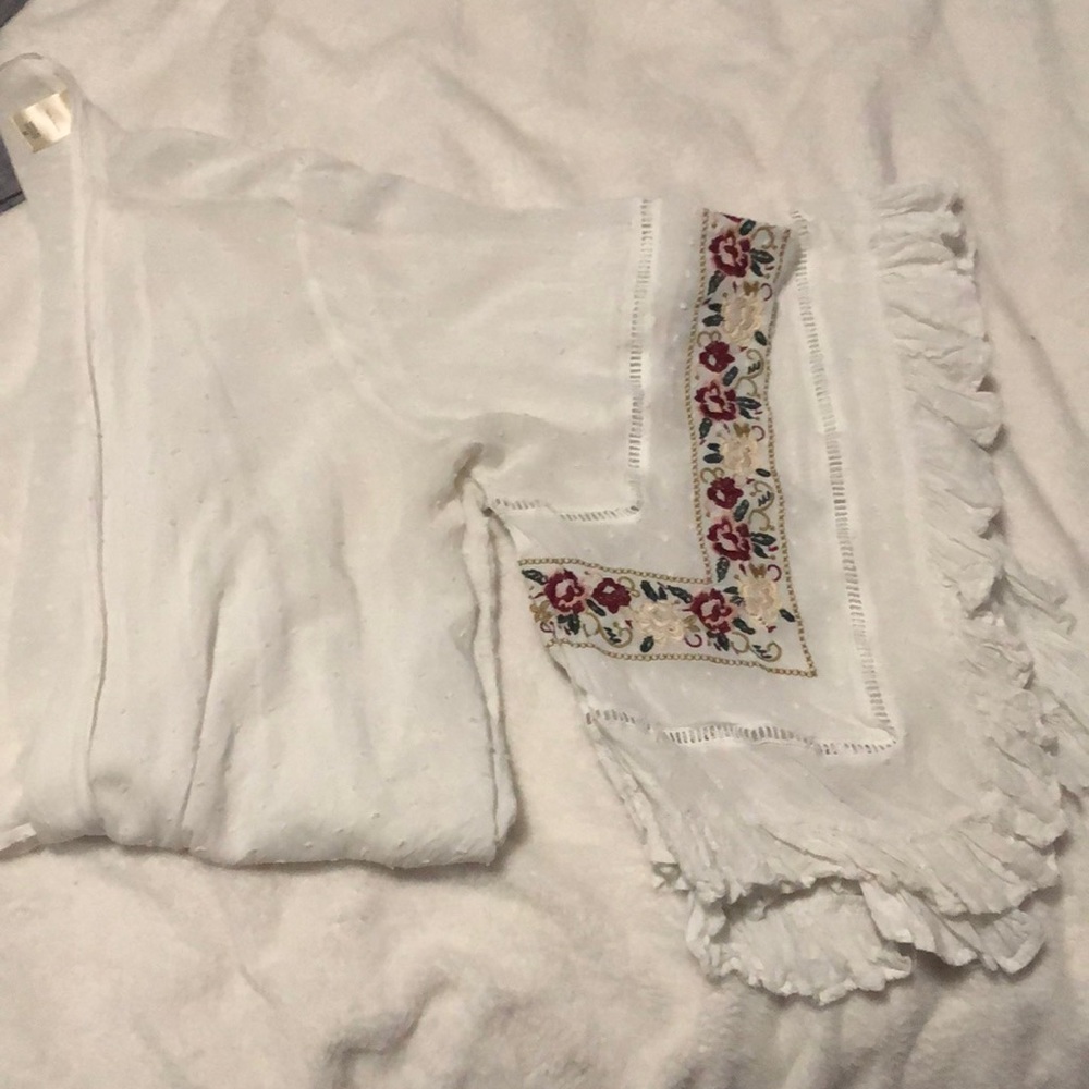 White bell sleeves shirt. M daytrip